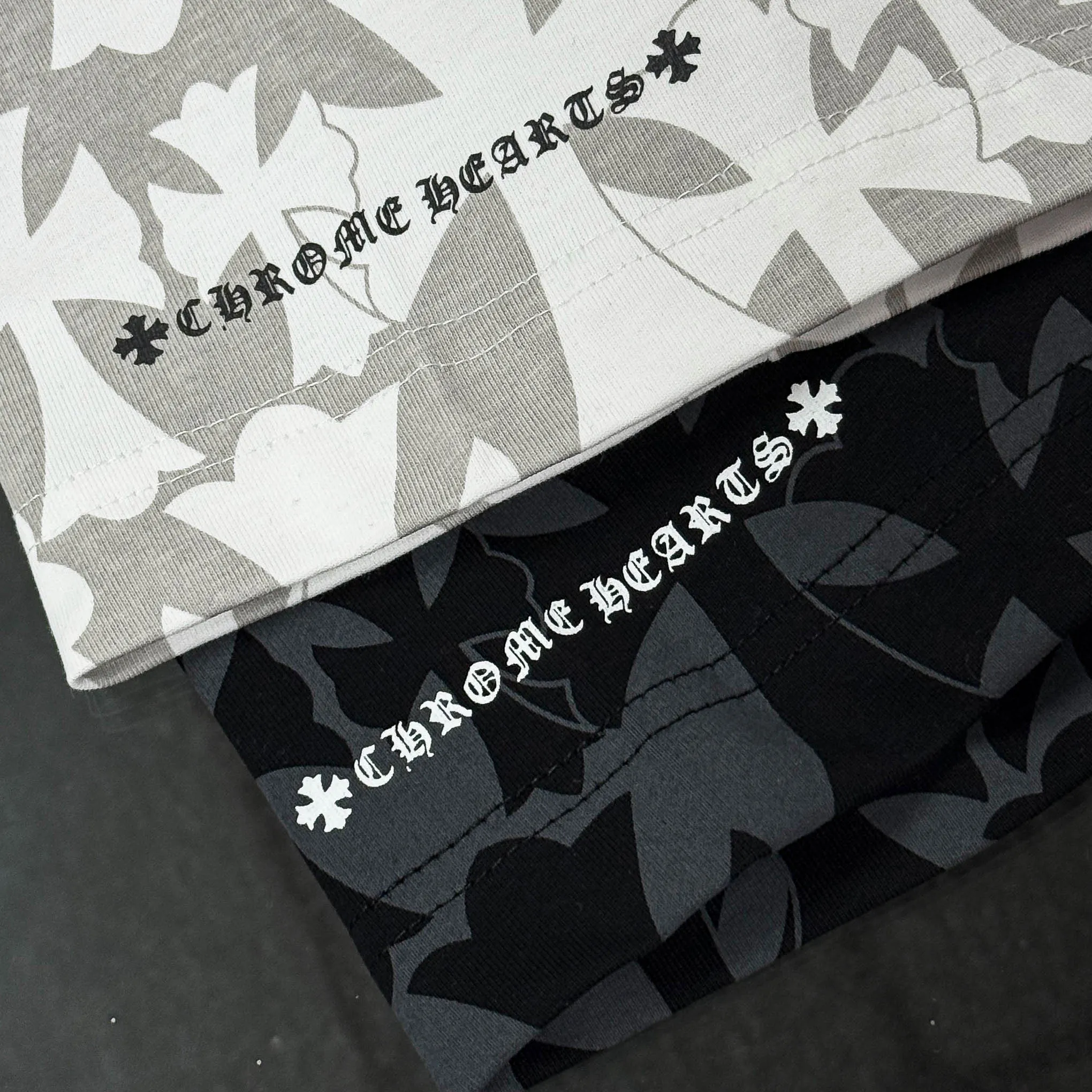 P180 Chrome Hearts 25 high-end versions. The fabric is made of 300 grams of high-density pure cotton. It does not deform or shrink. It has three labels. It is the same style for men and women. Technology: all-over printing + digital printing. Color: white, black. SIZE: S-XL.